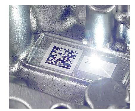 激光雕刻能穿透表面更深，對于易磨損的部件，推薦使用激光雕刻工藝